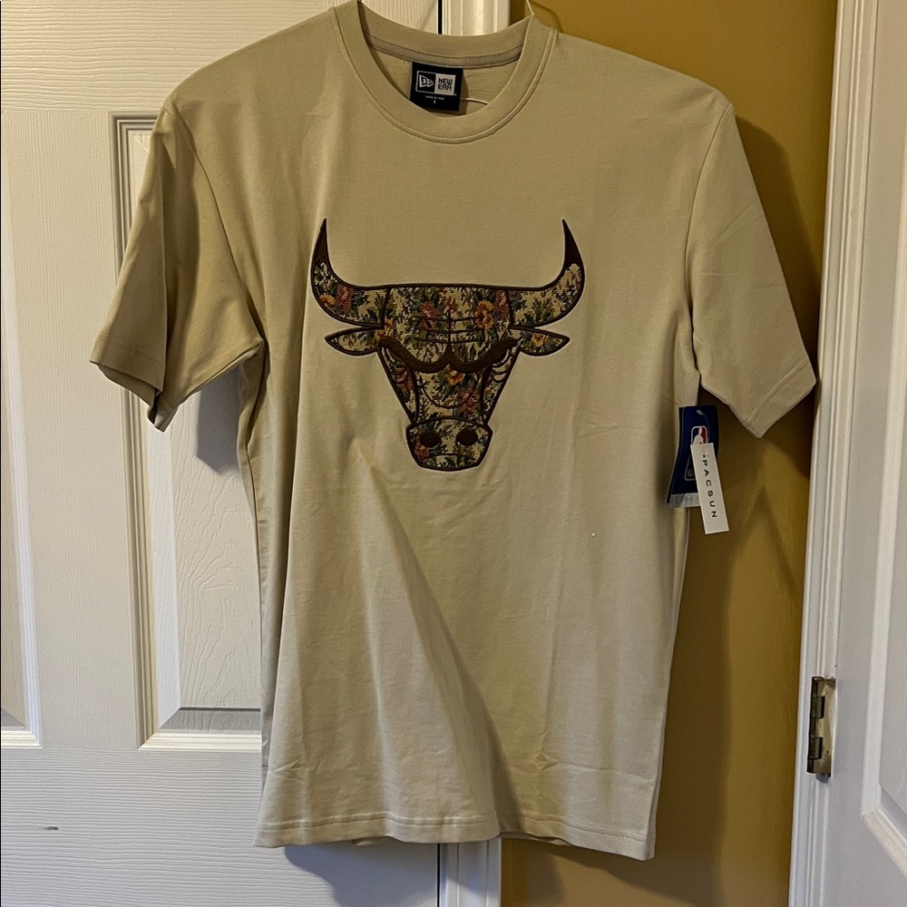 NBA Beige Bull Graphic Tee